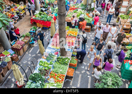 Les touristes se rendant sur le marché aux légumes de la célèbre mercado dos Lavradores à Funchal, capitale de Madère, Portugal Banque D'Images