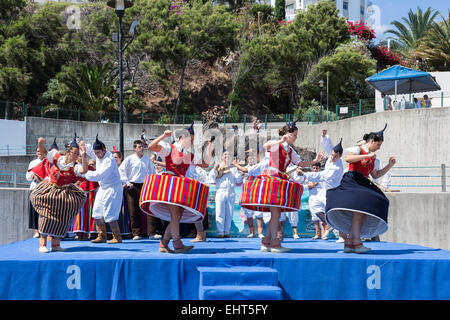 Danseurs aux costumes locaux démontrant une danse folklorique à la plage de Funchal, île de Madère, Portugal Banque D'Images