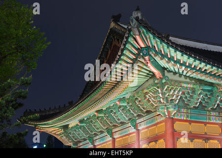 L'Asie, République de Corée, Corée du Sud, Séoul, palais Deoksugung, temple peint eaves Banque D'Images