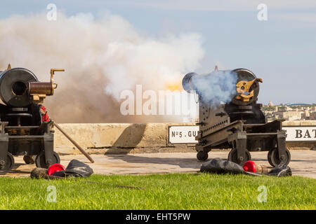 Le canon de midi juste après avoir été congédié de la batterie salut, Upper Barracca Gardens, La Valette. Malte. Banque D'Images
