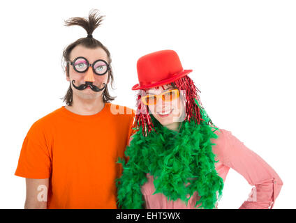 L'homme et la femme vêtue de costumes de carnaval drôles, isolé sur fond blanc Banque D'Images