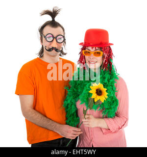 L'homme et la femme vêtue de costumes de carnaval drôles, isolé sur fond blanc Banque D'Images