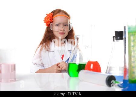 Smiling écolière rousse posing in lab Banque D'Images