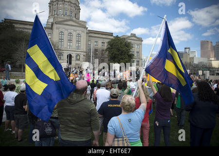 Atlanta, GA, USA. Mar 17, 2015. Rassemblement de manifestants à l'extérieur de la Géorgie statehouse espérant un projet de 'Liberté religieuse' le projet de loi avant que les législateurs est défait en avril. Le nouveau projet de loi entraînerait une augmentation de la discrimination à l'égard de la communauté GLBT et les conséquences inattendues, selon les porte-parole de rallye. Crédit : Robin Rayne Nelson/ZUMA/Alamy Fil Live News Banque D'Images