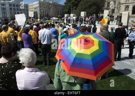 Atlanta, GA, USA. Mar 17, 2015. Rassemblement de manifestants à l'extérieur de la Géorgie statehouse espérant un projet de 'Liberté religieuse' le projet de loi avant que les législateurs est défait en avril. Le nouveau projet de loi entraînerait une augmentation de la discrimination à l'égard de la communauté GLBT et les conséquences inattendues, selon les porte-parole de rallye. Crédit : Robin Rayne Nelson/ZUMA/Alamy Fil Live News Banque D'Images