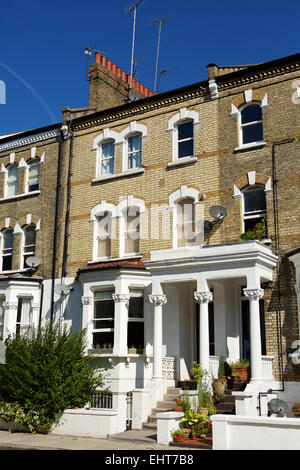 Rangée de géorgien ou propriétés victorienne avec terrasse dans la banlieue de Londres. Banque D'Images