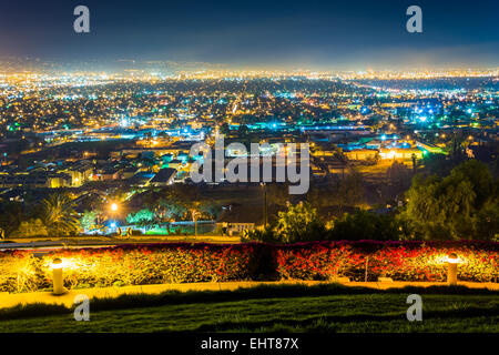 Vue de nuit Hilltop Park, à Signal Hill, à Long Beach, Californie. Banque D'Images