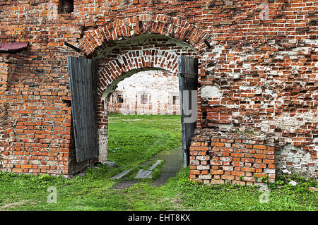 Vieille porte en bois dans l'ancien monastère russe Banque D'Images