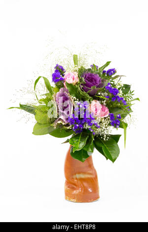 Bouquet de fleurs dans un vase bleu rose Banque D'Images