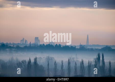 Ville de Londres en distance sur Matin brumeux Banque D'Images