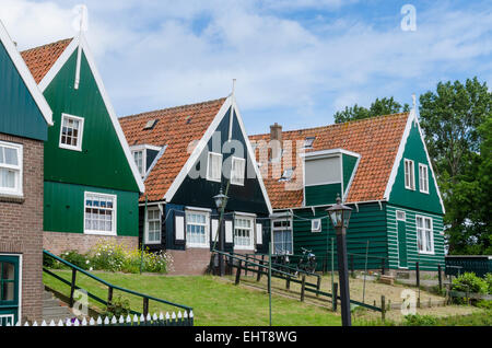 Quelques maisons typiques en bois sur l'ancienne île de Marken aux Pays-Bas. Banque D'Images