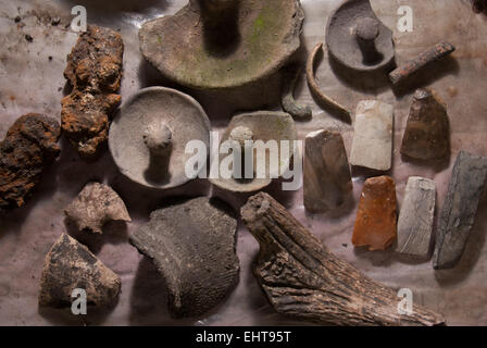 La Protohistoire (earlyhistory) outils excavé dans Buni village, province de Java Ouest, l'Indonésie. Banque D'Images