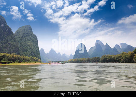 De beaux paysages de montagnes karstiques en rivière Lijiang Banque D'Images