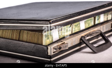 Valise pleine d'argent Banque D'Images