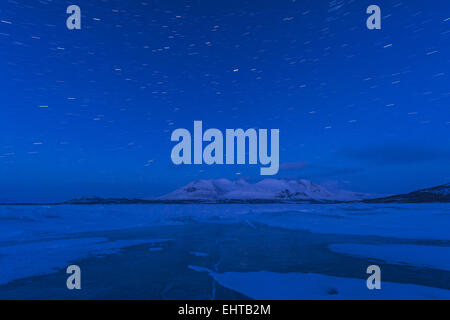 Lake Akkajaure avec Mont Akka par nuit, Suède Banque D'Images