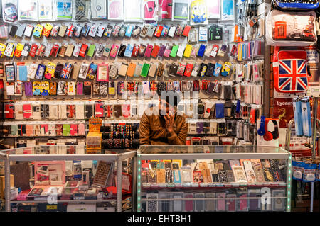 Man vend des étuis pour smartphone et des accessoires, Londres Angleterre Royaume-Uni Banque D'Images