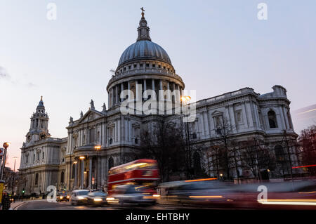 La Cathédrale de St Paul, au coucher du soleil, Londres Angleterre Royaume-Uni UK Banque D'Images