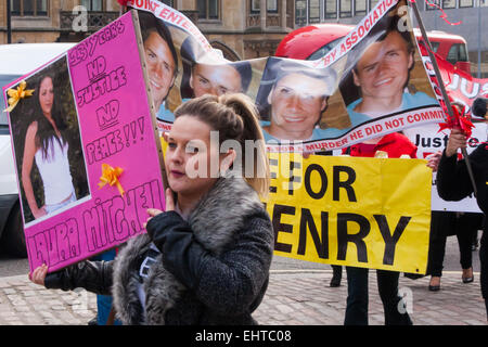 Westminster, London, UK. 17 mars, 2015. Des dizaines d'amis, membres de la famille et des militants des droits de l'marchg vers le Parlement à une manifestation contre les lois où "entreprise commune" peut voir des amis et associés de criminels emprisonnés pour des crimes dont ils ont peu ou pas de participation directe. Crédit : Paul Davey/Alamy Live News Banque D'Images