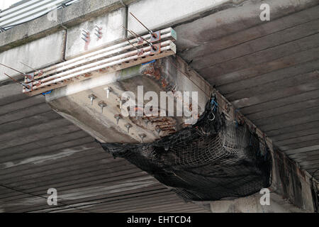 Armature en acier exposées à réparer sur l'augmentation de la section de l'autoroute M4 à Brentford, à l'ouest de Londres, en Angleterre. Banque D'Images