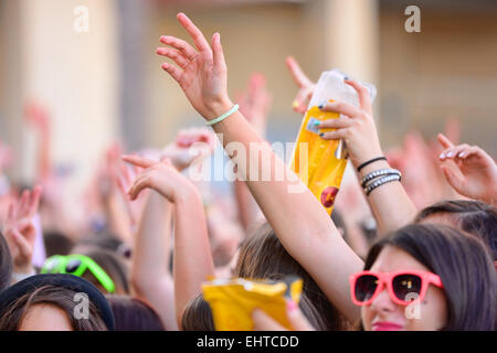 Barcelone - le 23 mai : Les Filles de l'auditoire en face de la scène, en train d'encourager leurs idoles au Primavera Pop. Banque D'Images