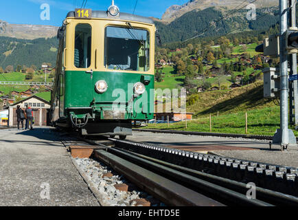 Train de chemin de fer à crémaillère dans la lumière du matin à Grindelwald en Suisse. Banque D'Images