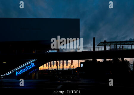 VW Wolfsburg Autostadt Volkswagen Allemagne Basse-saxe Europe twilight Banque D'Images