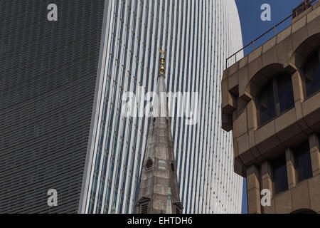 La flèche de l'église St Margaret Pattens dans la ville de Londres, avec 20 Fenchurch Street (le 'talkie walkie') dans l'arrière-plan. Banque D'Images