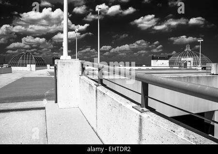 Image en noir et blanc jusqu'à un garage de stationnement rampe, sous un ciel d'été bleu à Towson, Maryland. Banque D'Images