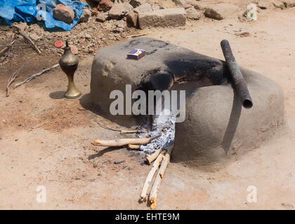 Cuisine cuisinière boue dans village à l'extérieur de la maison. Banque D'Images