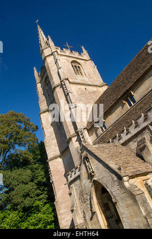 Tôt le matin à l'église St Andrews Castle Combe, les Cotswolds, Wiltshire, Angleterre Banque D'Images