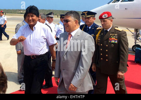 Caracas, Venezuela. Mar 17, 2015. Le Ministre des affaires étrangères du Venezuela, Elias Jaua, R (avant) de la Bolivie accueille le président Evo Morales (L'avant), à son arrivée à Caracas, Venezuela, le 17 mars 2015. Le Président de la Bolivie Evo Morales s'est rendu mardi à Caracas pour participer à la réunion de l'Alliance bolivarienne pour les Peoplu de Notre Amérique (ALBA). Crédit : Ivan Maldonado/ABI/Xinhua/Alamy Live News Banque D'Images