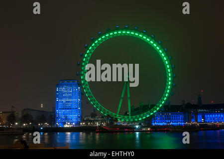 Londres , Royaume-Uni. 17 mars 2015. Le London Eye est allumé en vert dans la nuit pour célébrer la Saint-Patrick. Crédit : Stephen Chung/Alamy Live News Banque D'Images