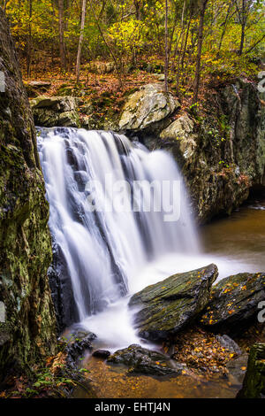 Au début de l'automne couleur à Kilgore, chutes de roches au State Park, Maryland. Banque D'Images