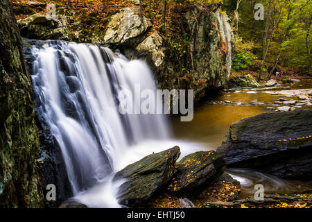 Au début de l'automne couleur à Kilgore, chutes de roches au State Park, Maryland. Banque D'Images