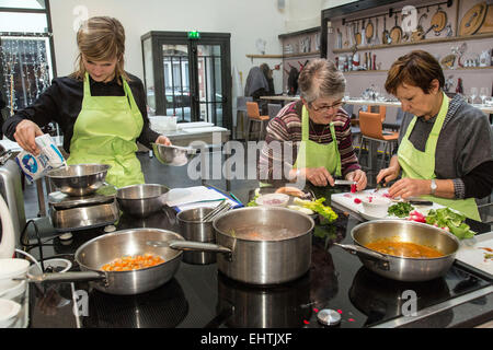 Un atelier de cuisine à Chartres (28) Eure-et-Loir, FRANCE Banque D'Images