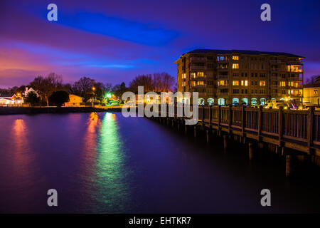 Quai de pêche et le front de la nuit, dans le havre de Grace, Maryland. Banque D'Images