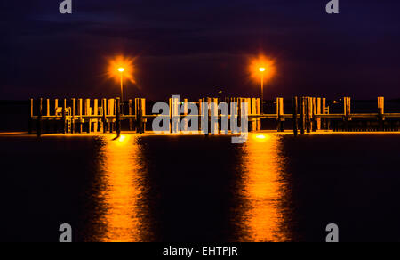 Lumières sur un quai de pêche de nuit, dans le havre de Grace, Maryland. Banque D'Images