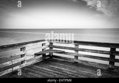 Une exposition longue, une jetée et la baie de Chesapeake de Chesapeake Beach, Maryland. Banque D'Images