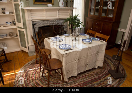 Salle à manger dans une ferme décorée à partir de la fin du 19ème/début 20ème siècle. Banque D'Images