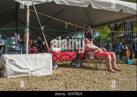 Une femme prenant une sieste dans une chaise longue à un événement local dans la région de Tavares, Florida USA Banque D'Images