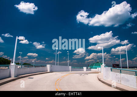 Jusqu'à un garage de stationnement rampe, sous un ciel d'été bleu à Towson, Maryland. Banque D'Images