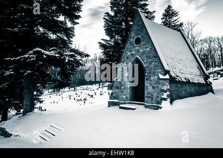 Cimetière couvert de neige devant la Grotte de Lordes à Emmitsburg, Maryland. Banque D'Images