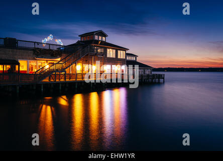 Solomon's Restaurant Pier se reflétant dans les Patuxent River au coucher du soleil, Solomons Island, Maryland. Banque D'Images