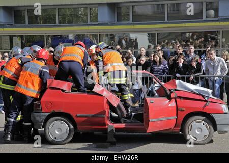 Les pompiers'EXERCER DANS UNE ÉCOLE SECONDAIRE, FRANCE Banque D'Images