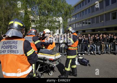Les pompiers'EXERCER DANS UNE ÉCOLE SECONDAIRE, FRANCE Banque D'Images