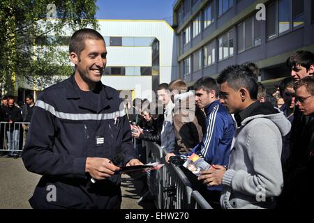 Les pompiers'EXERCER DANS UNE ÉCOLE SECONDAIRE, FRANCE Banque D'Images
