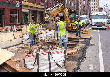 Enlever les débris des travailleurs d'une fracture d'une partie souterraine de l'infrastructure de la ville de New York sur Grand Street dans la petite Italie Banque D'Images