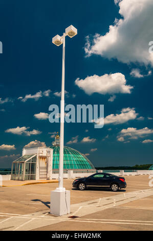 Streetlight et voiture en haut d'un parking couvert à Towson, Maryland. Banque D'Images