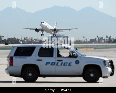 Los Angeles, Californie, USA. 13Th Mar, 2015. L'Aéroport International de Los Angeles Police est composé de plus de 1 100 agents d'application de la loi, de la sécurité et du personnel. Début en 1946, la police de l'aéroport de LAX est le plus grand lion dédié à 24 heures de services de sécurité. © David Bro/ZUMA/Alamy Fil Live News Banque D'Images