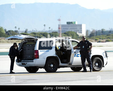 Los Angeles, Californie, USA. 13Th Mar, 2015. L'Aéroport International de Los Angeles Police est composé de plus de 1 100 agents d'application de la loi, de la sécurité et du personnel. Début en 1946, la police de l'aéroport de LAX est le plus grand lion dédié à 24 heures de services de sécurité.----- Police de l'aéroport de LAX-stand by le long de la piste à LAX. © David Bro/ZUMA/Alamy Fil Live News Banque D'Images